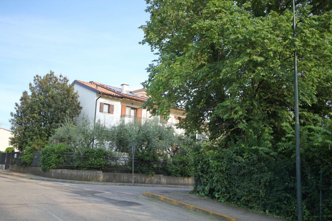 La Casa Bianca Loc.Turistica Lägenhet Peschiera del Garda Exteriör bild